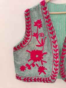Chaleco Suzani de Terciopelo Vintage, Bordado Artesanal, Estilo Boho Chic, Chaleco para Festivales para Mujer, Chaqueta Suzani, Regalo para Ella - Product Image 3