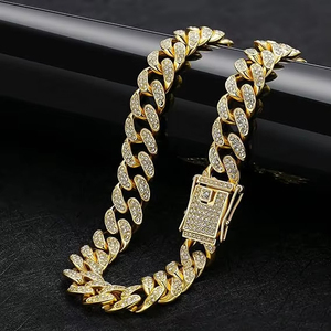 Gepersonaliseerde 12mm brede Cuban Link hondenketting Luxe gouden legering met bling diamanten, duurzame modeaccessoires voor het uitlaten van huisdieren - Product Image 5