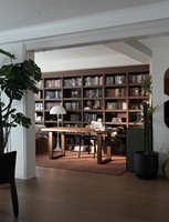 Étagère intégrée de style grille moderne, bibliothèque de salon blanche personnalisée