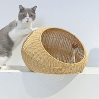 Abnehmbares Handgewebtes Rattan-Katzenbett für Innenräume, Muschelförmiges Halboffenes Haustier-Versteck mit Hängendem Spielball-Dekor