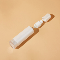 Vente en gros de flacons de lotion en plastique noir mat et blanc de luxe, flacons cosmétiques sans air en acrylique de 15 ml et 30 ml avec pompe