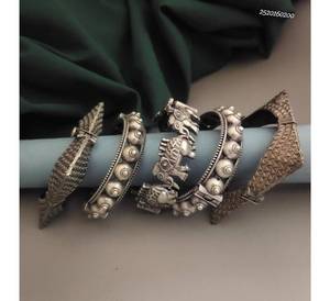 Pulsera y brazaletes de perlas blancas elegantes de alta demanda Diseño de gatito Hueco interior ajustable Chapado en plata para bodas - Product Image 2