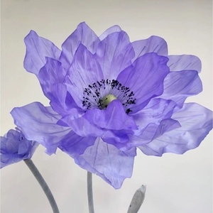Grandes fleurs décoratives H-701 pour événements de mariage, grandes fleurs en organza violettes sur pied pour présentation en vitrine de fête - Product Image 2