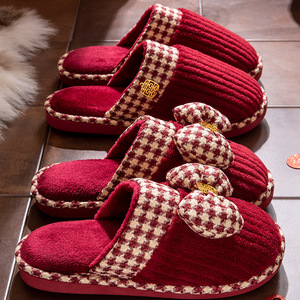 Chaussons de mariage rouges à motif pied-de-poule en peluche antidérapants pour couple, doublure en coton chaud pour l'automne et l'hiver, talon de 1,5 cm - Product Image 4