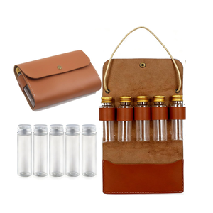 Sac de rangement en cuir avec 5 bouteilles en verre pour le camping, organiseur portable pour assaisonnements, étui suspendu de style rustique - Product Image 1