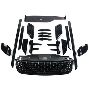 Kit Carrozzeria per <span class=keywords><strong>Land</strong></span> <span class=keywords><strong>Rover</strong></span> <span class=keywords><strong>Discovery</strong></span> 5 2017-2025 Nero 8 Pezzi: Griglia, Coperture Fendinebbia, Strisce Decorative Portiere, Maniglie Portiere - Product Image 1