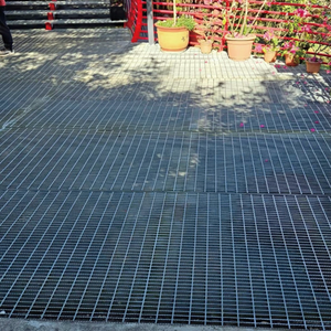 Matériaux de construction en métal 35x5mm Rampes de chargement soudées galvanisées à chaud Barre d'<span class=keywords><strong>acier</strong></span> Caillebotis en <span class=keywords><strong>acier</strong></span> galvanisé <span class=keywords><strong>Rampe</strong></span> de caillebotis en <span class=keywords><strong>acier</strong></span> - Product Image 6