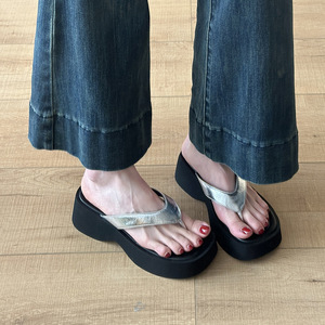 Nouvelles tongs noires à semelle épaisse pour femmes, antidérapantes, polyvalentes, pour l'extérieur et la plage, modèle 2026, très tendance - Product Image 2