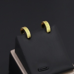 Boucles d'oreilles Huggie géométriques tendance pour femmes JXX Factory, plaquées or 24 carats, en laiton, prix de gros - Product Image 5