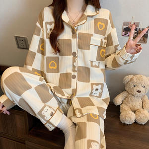 بيجامة نسائية بأكمام طويلة للخريف والشتاء بتصميم دب لطيف، بدلة ناعمة من قماش الساندويتش الهوائي، ملابس منزلية كرتونية بالجملة - Product Image 1