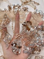 Tissu en maille orné de perles, de sequins et de fleurs pour robe de soirée 2026 – Traitement personnalisé