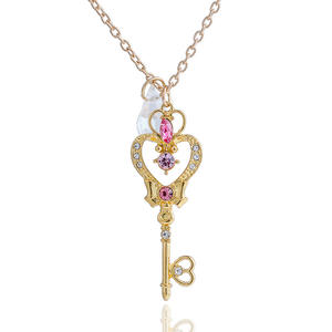Vente en gros <span class=keywords><strong>Sailor</strong></span> <span class=keywords><strong>Moon</strong></span> Variété Sakura <span class=keywords><strong>Baguette</strong></span> Magique Amour Rose Clé Pendentif Fille Coeur Diamant Cristal Collier - Product Image 1