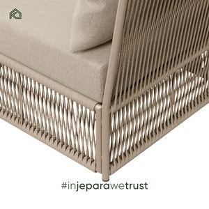 Profitez d'un style de vie extérieur élégant avec le canapé Ratna Set, construit à partir d'un cadre en aluminium léger et de cordes tissées à la main pour plus de confort. - Product Image 4