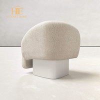 Fauteuil d'appoint de luxe moderne et unique pour hôtel, avec base en marbre naturel et revêtement en tissu, idéal pour salon, bureau à domicile ou espace détente.