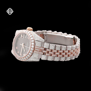 Montre de luxe pour homme bicolore en moissanite et quartz, avec chiffres romains incrustés de diamants, en or rose et argent, date, verre et acier inoxydable - Product Image 4