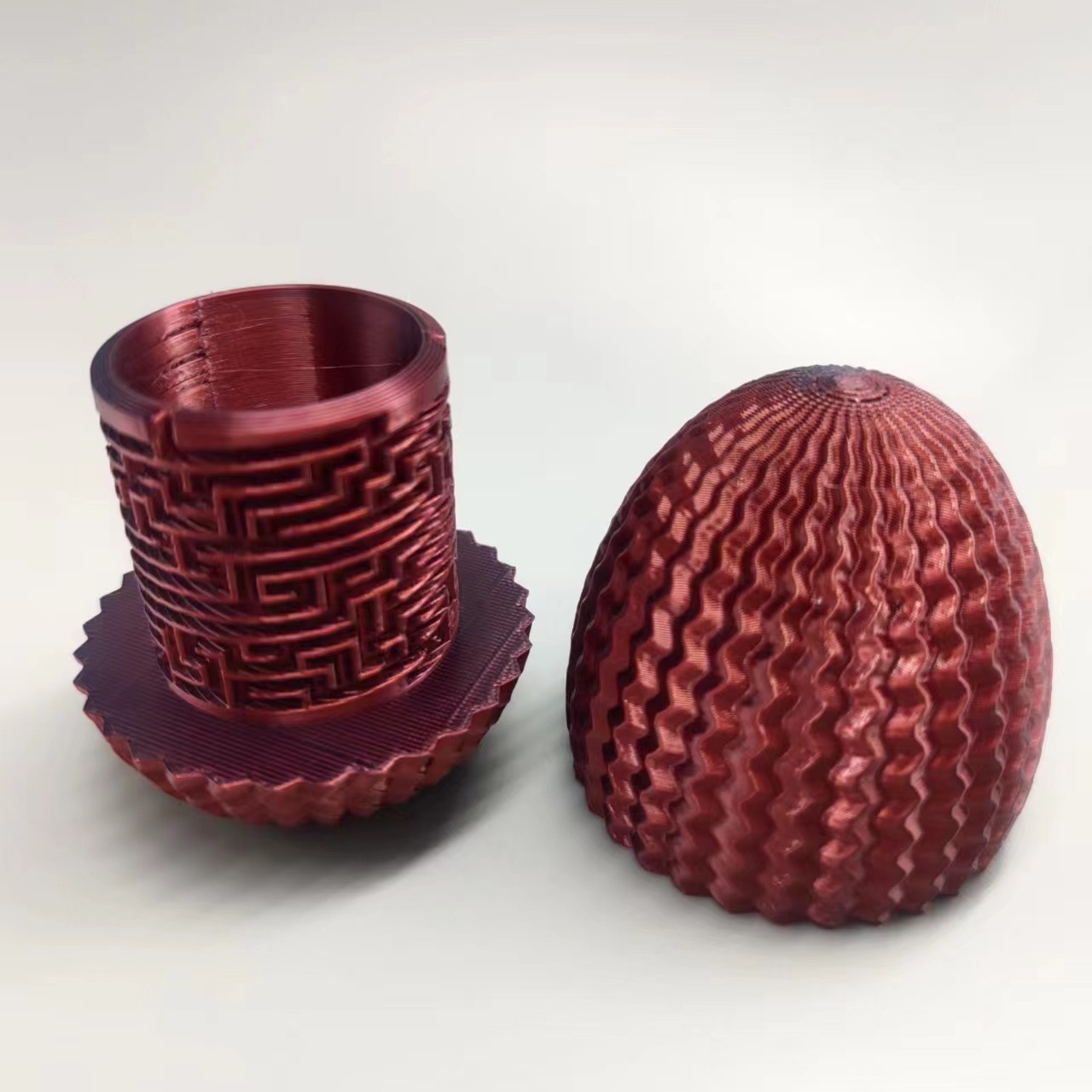 Oeuf labyrinthe noir et rouge