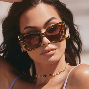 Lunettes <span class=keywords><strong>de</strong></span> <span class=keywords><strong>Soleil</strong></span> Personnalisées <span class=keywords><strong>de</strong></span> Haute Qualité, Tendance, <span class=keywords><strong>avec</strong></span> Chaîne Rétro, Résistantes aux UV pour Femmes - Product Image 1