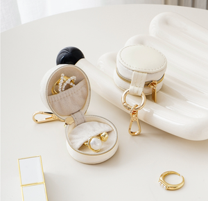 Mini Joyero Portátil de Cuero para Aretes, Anillos y Colgantes - Estuche Simple con Llavero para Guardar en Viajes - Product Image 2