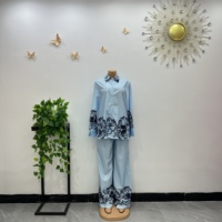 Ensemble 2 pièces loungewear OEM : Blouse boutonnée à col revers et manches longues avec bordure florale, et pantalon ample – Idéal pour les vacances