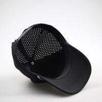 Casquette de baseball incurvée à 5 panneaux avec logo personnalisé, perforations découpées au laser, imperméable, style sport, avec patch en caoutchouc/PVC et cordon, style hip-hop