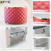 Meuble de salon en cuir rose de luxe, personnalisable, avec finition dorée et tiroirs verrouillables pour le comptoir d'accueil d'un spa beauté