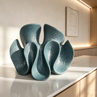 Sculpture en résine abstraite en forme de pétale, ornement décoratif de table texturé moderne, statue en résine de fleur abstraite bleue texturée mate