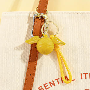 Nuevo Llavero de la <span class=keywords><strong>Snitch</strong></span> Dorada de <span class=keywords><strong>Harry</strong></span> <span class=keywords><strong>Potter</strong></span> - un Encantador Llavero con Diseño de Dibujos Animados como Regalo de San Valentín. - Product Image 3