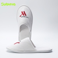 Chaussons d'hôtel jetables en tissu éponge rayé doux avec semelle EVA, chaussons de spa gaufrés pour les chambres d'hôtes et l'hôtellerie