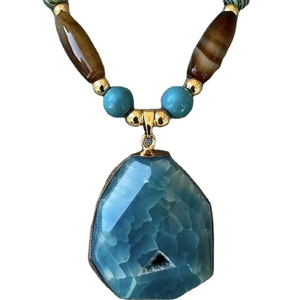 Collier en résine de haute qualité au design antique, coloré et élégant, idéal pour les fêtes de filles, les mariages et les anniversaires - Product Image 1