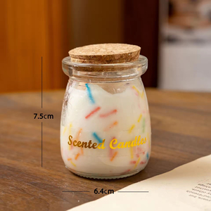 Vela aromática artesanal en recipiente de vidrio estilo caramelo, ideal como recuerdo de fiesta o adorno para el hogar. - Product Image 5