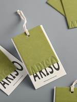 Étiquettes personnalisées en papier pour vêtements, étiquettes suspendues de luxe de haute qualité, designs uniques pour étiquettes suspendues
