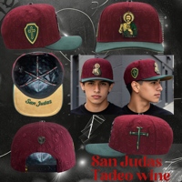 Topi Snapback Moy Ferreti San Judas Adjustable Oxford Dobby Burgundy dengan Embos Salib, Pinggiran Hijau, Gaya Chicano Religius