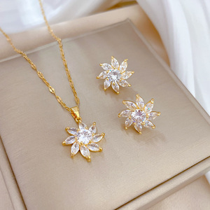 Ensemble de collier et boucles d'oreilles en cristal clair étincelant, fleurs, plaqué or, zircon cubique CZ, ensemble de bijoux pour femmes - Product Image 1