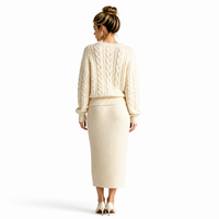 Ensemble deux pièces pour femme avec logo personnalisé OEM : pull en maille épaisse à col en V et jupe à rayures verticales, collection automne-hiver