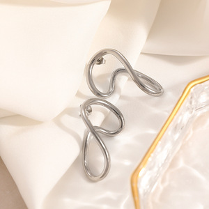 ต่างหูสแตนเลสทรงเลขแปด ชุบทอง 18k เครื่องประดับแฟชั่น - Product Image 2