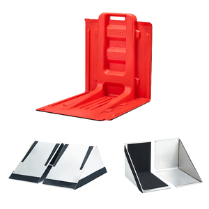 Des barrières anti-inondation sont utilisées à l'entrée des ménages pour empêcher l'accumulation d'eau et assurer la sécurité - Product Image 2