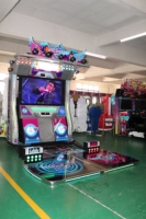 Centre commercial FunPark, borne de jeu Dance Revolution, borne de jeu Pump It Up, machine de jeu de danse.