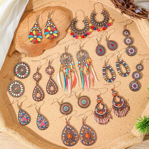 Pendientes étnicos hechos a mano de metal, largos, con borlas florales y cuentas, accesorios de moda para el estilo de vacaciones de primavera y verano. - Product Image 1