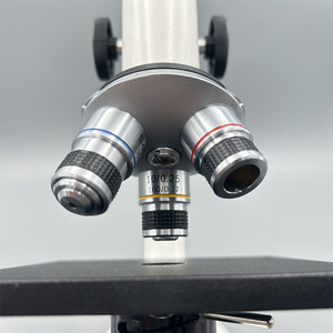 مجهر بيولوجي تعليمي محسن بتكبير 40X~640X مع عدسة أبليه N.A.=1.25 ومقياس متحرك - Product Image 4