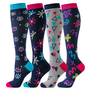 Calcetines de compresión hasta la rodilla de poliéster unisex, calcetines casuales con estampado de dibujos animados, calcetines deportivos antifricción para todas las estaciones - Product Image 3