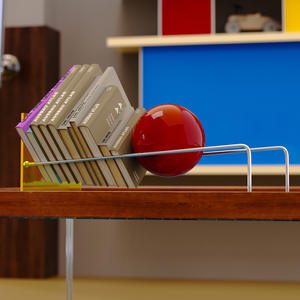 Organizador de Escritorio Transparente de Acero Inoxidable y Acrílico Estilo Trompeta Nórdica Dopamine, Estante Creativo para Libros - Product Image 1