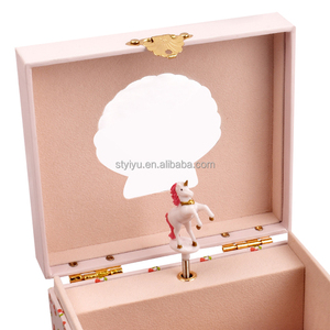 YIYU OEM ODM Caja de Joyería Musical Infantil de Papel Ecológico con Espejo Giratorio de Unicornio y Estampado de Cerezas, Regalo de Cumpleaños Cuadrado para Niñas - Product Image 4