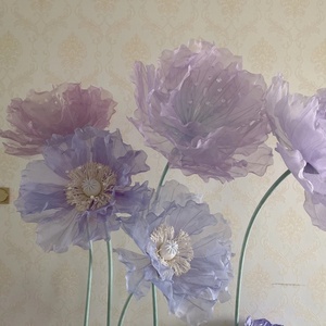 Grandes fleurs décoratives H-701 pour événements de mariage, grandes fleurs en organza violettes sur pied pour présentation en vitrine de fête - Product Image 5