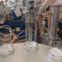 Volledig automatische yoghurtvul- en verzegelmachine, plastic beker zuiger ijsvloeistof draaiplateau gelei yoghurt water