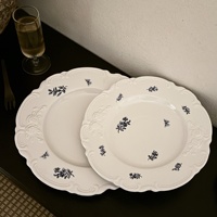 Ensemble de vaisselle en céramique bleue rétro française petite fleur bord en relief assiette tasse et soucoupe pour le thé de l'après-midi Dessert en gros