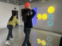 Système de jeu XOX à projection interactive infrarouge amusante d'intérieur 0.3 Ms Instant Respond Interactive Digital Tic-tac-toe Soccer Wall