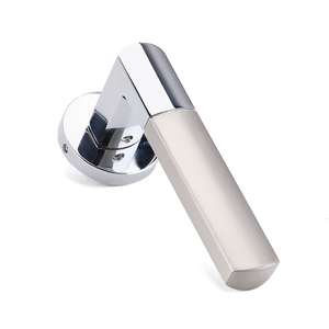 Manija de puerta de lujo de alta gama en níquel satinado mate con rosca redonda, palanca interior separada y juego de cerradura con escutcheon. - Product Image 1