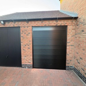 <span class=keywords><strong>Porte</strong></span> <span class=keywords><strong>de</strong></span> <span class=keywords><strong>garage</strong></span> automatique en aluminium noir mat sur mesure, <span class=keywords><strong>porte</strong></span> <span class=keywords><strong>de</strong></span> sécurité isolée pour villa, volet roulant - Product Image 1