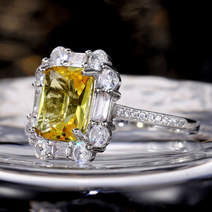 Elegante anello con pietra gialla per donna, design scintillante intarsiato, gioielli alla moda per feste - Product Image 4