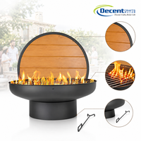 Brasero d'extérieur rond en fer noir mat avec grille cylindrique sur piédestal et panneau arrière en bois